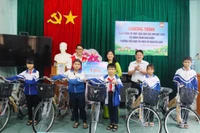 Tặng 15 suất quà cho học sinh khó khăn phường An Khê