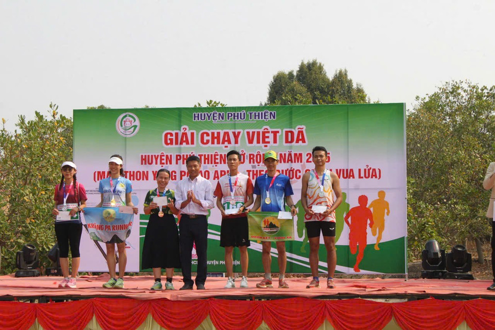 Ban tổ chức trao giải cá nhân cho các VĐV. Ảnh: Vũ Chi z6452066219176-b5053e0f76c482b2cca3f255e3ad411a.jpg