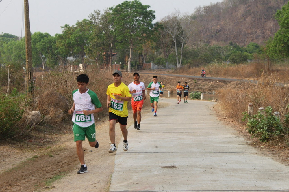 Các VĐV hào hứng tham gia giải chạy “Marathon Yang Pơtao Apui-Theo bước chân Vua Lửa” năm 2025. Ảnh: Vũ Chi z6452088962172-b359d2c46a2fd3918b8033f53ee67ba2.jpg