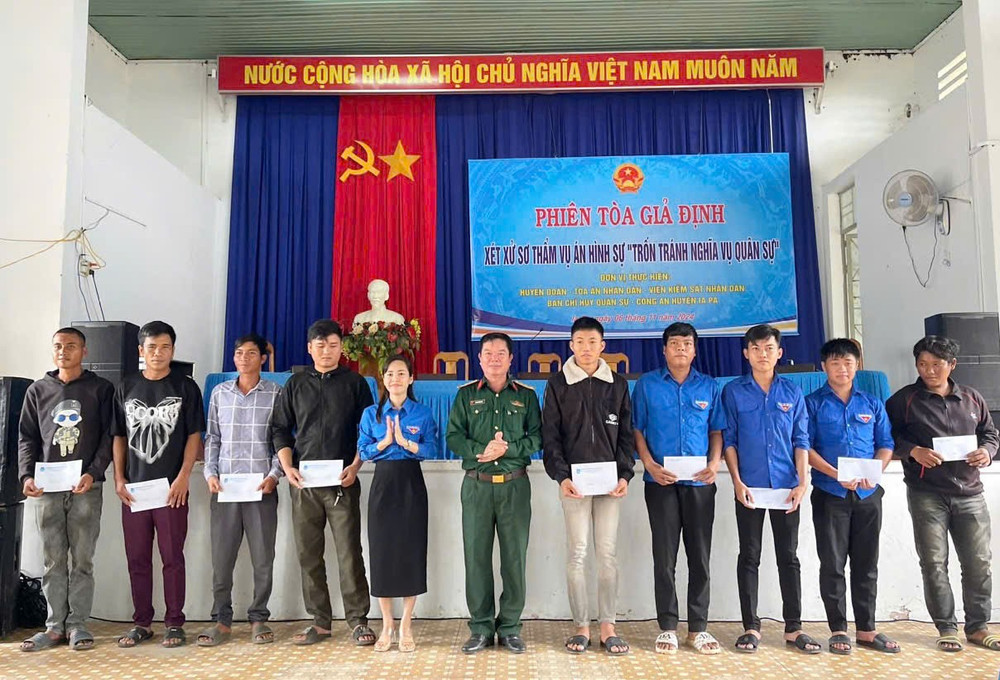 Ban tổ chức tặng quà cho thanh niên có hoàn cảnh khó khăn chấp hành tốt Luật Nghĩa vụ quân sự và viết đơn tình nguyện nhập ngũ. Ảnh: Vũ Chi z6004779811845-56d859d82b983f01e217be0a21f0154b.jpg
