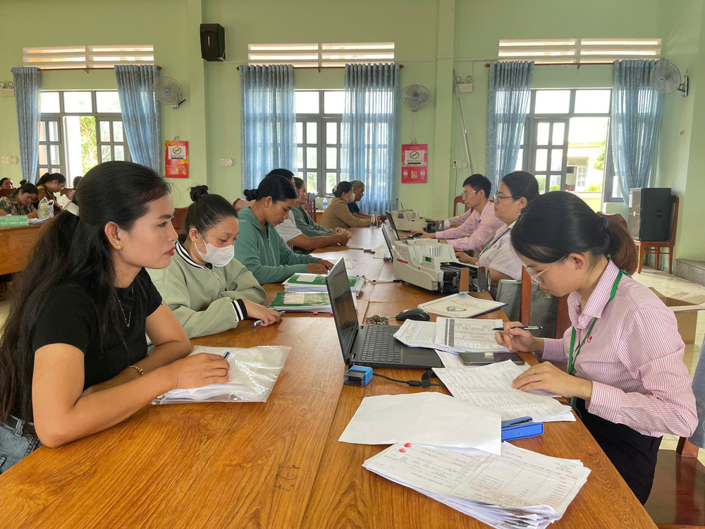 Chị Rcom H’Sra ( bìa trái, buôn Rưng Ma Nin) làm thủ tục vay vốn tại điểm giao dịch xã Ia Rbol. Ảnh: Vũ Chi chi-rcom-hsra-bia-trai-buon-rung-ma-nin-lam-thu-tuc-vay-von-tai-diem-giao-dich-xa-ia-rbol-anh-vu-chi.jpg