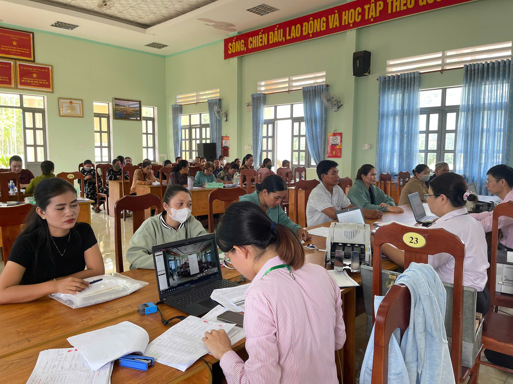Quang cảnh phiên giao dịch của Ngân hàng CSXH thị xã Ayun Pa tại điểm giao dịch xã Ia Rbol. Ảnh: Vũ Chi phien-giao-dich-cua-ngan-hang-chinh-sach-xa-hoi-thi-xa-tai-diem-giao-dich-xa-ia-rbol-anh-vu-chi.jpg