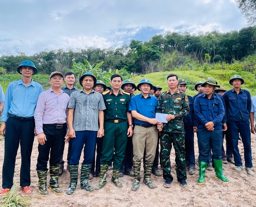dong-chi-truong-van-dat-tham-tang-qua-cac-luc-luong-thuc-hien-nhiem-vu-tim-kiem-quy-tap-hai-cot-liet-si.jpg