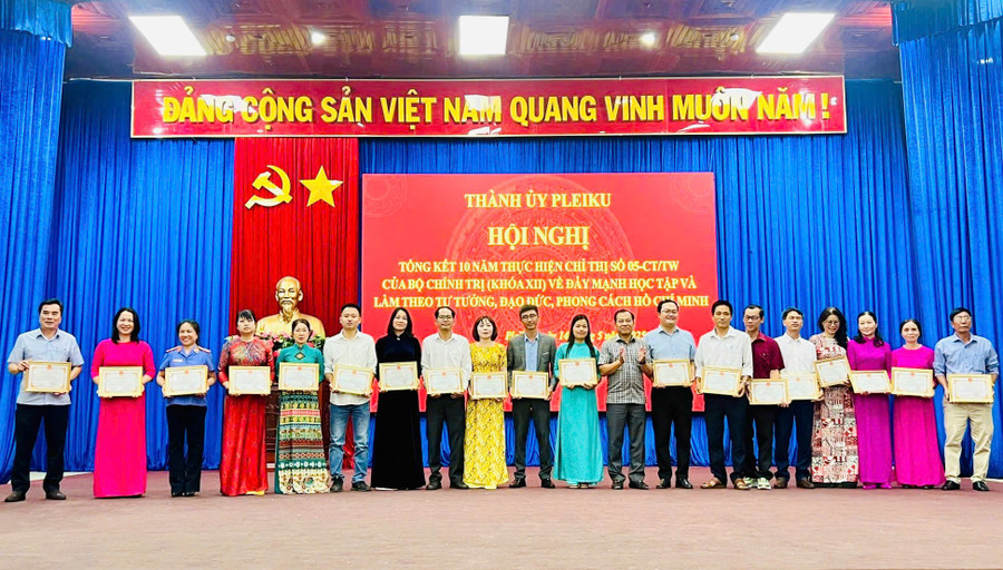 Chủ tịch UBND thành phố Đoàn Hữu Dũng (thứ 9 từ phải sang) tặng giấy khen cho các cá nhân. Ảnh: A.H z6601029615214-7f005dde741cfd438cadd016e4940a60.jpg