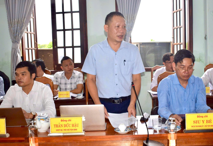 Đại diện lãnh đạo xã Chư Pưh báo cáo kết quả thực hiện các nhiệm vụ phát triển kinh tế-xã hội. Ảnh: A.H dai-dien-lanh-dao-ubnd-xa-chu-puh-bao-cao-lam-ro-them-cac-van-de-lien-quan-den-phat-trien-kinh-te-xa-hoi.jpg