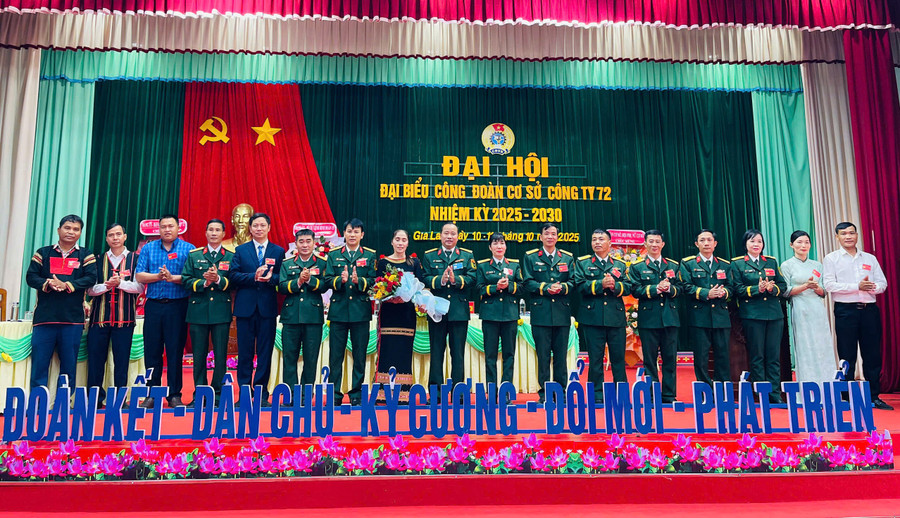 Ban Chấp hành Công đoàn cơ sở Công ty 72 nhiệm kỳ 2025-2030 ra mắt Đại hội. Ảnh: P.D ban-chap-hanh-cong-doan-co-so-cong-ty-ra-mat-dai-hoi.jpg