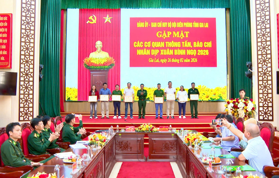 ban-chi-huy-bdbp-khen-thuong-3-tap-the-va-6-ca-nhan.jpg