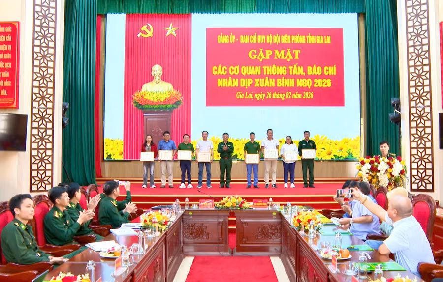 ban-chi-huy-bdbp-khen-thuong-3-tap-the-va-6-ca-nhan.jpg