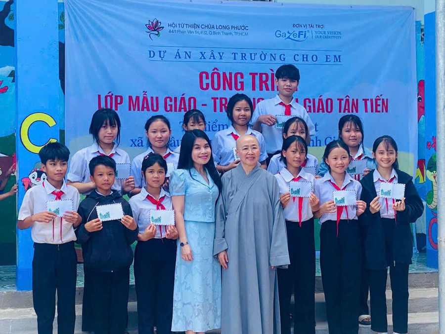 Đại diện Hội từ thiện Chùa Long Phước và đơn vị tài trợ trao học bổng cho các em học sinh trên địa bàn xã Ia Lâu. Ảnh: M.T z6646093081116-159433f1c886599b143a9918e92afa9d.jpg