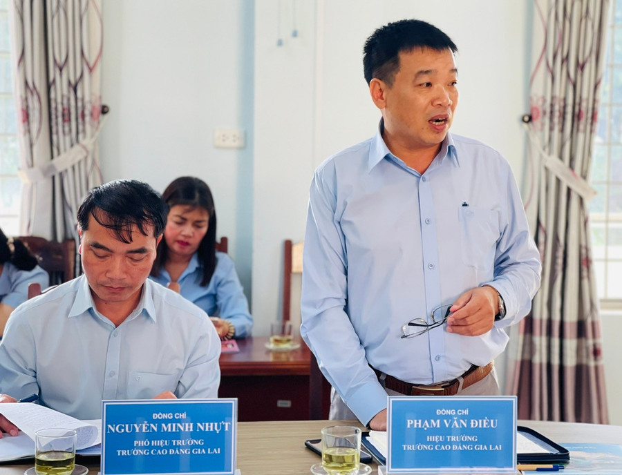 Hiệu trưởng Trường Cao đẳng Gia Lai Phạm Văn Điều nêu kiến nghị đề xuất tại buổi làm việc. Ảnh: A.H hieu-truong-truong-cao-dang-gia-lai-pham-van-dieu-neu-kien-nghi-de-xuat-tai-buoi-lam-viec.jpg