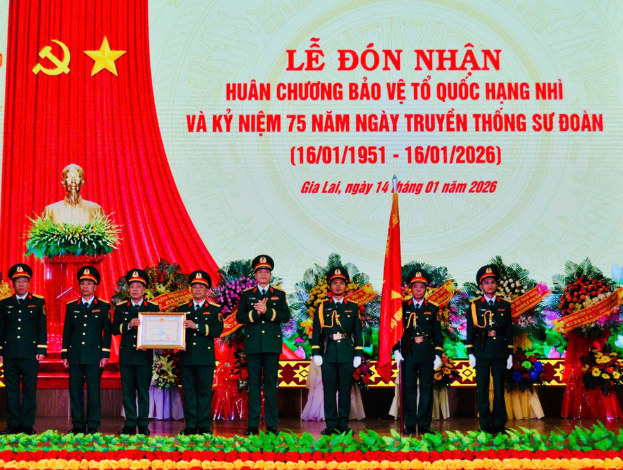 tu-lenh-quan-doan-34-trao-huan-chuong.jpg
