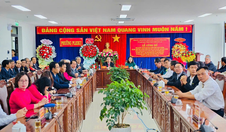 Quang cảnh lễ công bố nghị quyết, các quyết định tại điểm cầu phường Pleiku. Ảnh: A.H z6756264044140-be514f018699ed084861586880eb9c1a.jpg