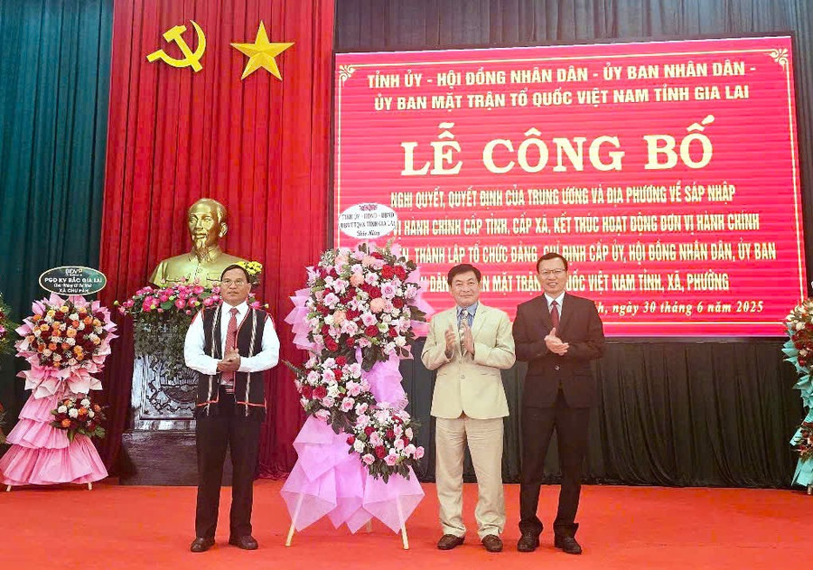 Đồng chí Huỳnh Kiên-Tổng Biên tập Báo Gia Lai (thứ 2 từ phải sang) tặng hoa chúc mừng cấp ủy, chính quyền xã Chư Păh. Ảnh: Đức Hải z6756258310193-701deab8ccdeae893378fb2a7080c40c.jpg