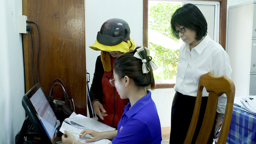 Phó Chủ tịch UBND tỉnh Nguyễn Thị Thanh Lịch kiểm tra quy trình giải quyết thủ tục hành chính tại Trung tâm Phục vụ hành chính công phường An Khê. Ảnh: Minh Trung dong-chi-nguyen-thi-thanh-lich-kiem-tra-quy-trinh-giai-quyet-thu-tuc-hanh-chinh-cua-trung-tam-phuc-vu-hanh-chinh-cong-phuong-an-khe.jpg