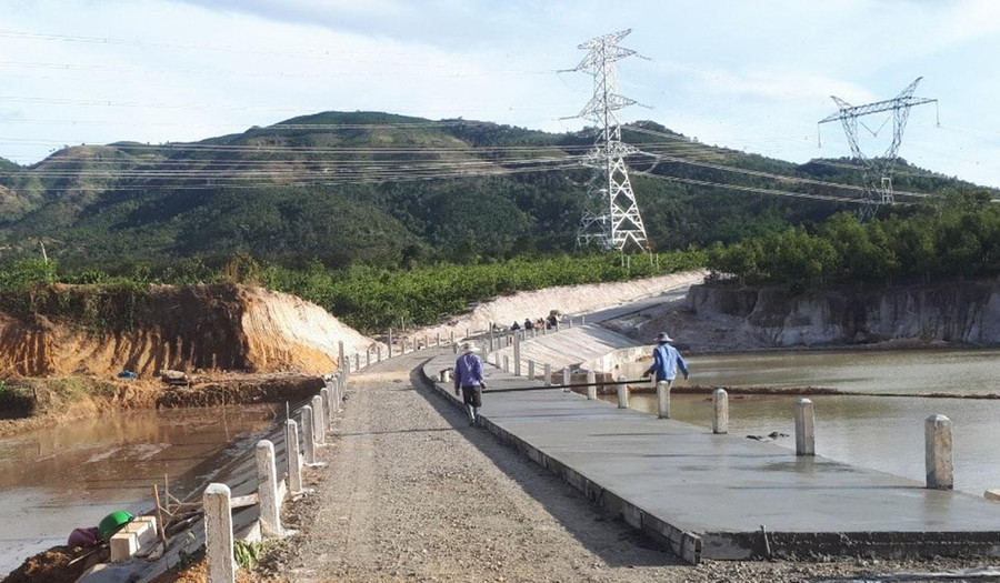 Người dân trên địa bàn huyện tích cực hưởng ứng phong trào chung sức xây dựng nông thôn mới. Ảnh: L.N phong-trao.jpg