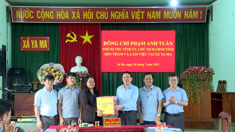 Chủ tịch UBND tỉnh (thứ ba từ phải sang) tặng quà của Tỉnh ủy-HĐND-UBND-Ủy ban MTTQ Việt Nam tỉnh cho xã Ya Ma. Ảnh: Huy Toàn z6823141530042-2818a187a5308963c2317cce9e121f21.jpg