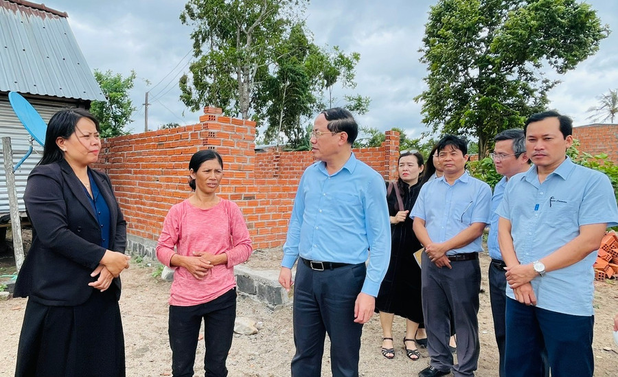 Chủ tịch UBND tỉnh (thứ ba từ trái sang) cùng đại diện lãnh đạo các sở, ngành và địa phương thăm hỏi tình hình đời sống người dân được hỗ trợ xóa nhà tạm, nhà dột nát. Ảnh: A.H z6823153268093-3c37895a7c36a8fbd9b766f6ee4b1fa3.jpg