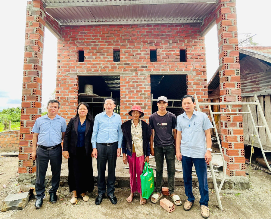 Chủ tịch UBND tỉnh (thứ 3 từ trái sang) tặng quà cho gia đình bà Đinh Thị Chông-hộ được hỗ trợ xóa nhà tạm, nhà dột nát ở làng Ba Bă. Ảnh: A.H z6823129370882-07e1da408b651699d92a547d4a4930e2.jpg
