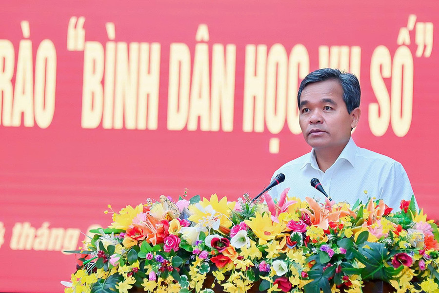 Đồng chí Hồ Văn Niên-Ủy viên Ban Chấp hành Trung ương Đảng, Bí thư Tỉnh ủy, Chủ tịch HĐND tỉnh, Trưởng Ban Chỉ đạo tỉnh về phát triển khoa học, công nghệ, đổi mới sáng tạo và chuyển đổi số phát biểu tại lễ phát động. Ảnh: Đ.T z6669771047971-c0fc9cb6034d71760d6b367a30caad49.jpg
