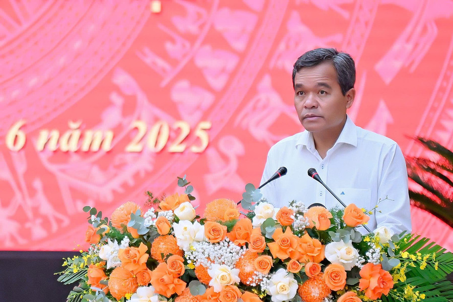 Bí thư Tỉnh ủy Gia Lai Hồ Văn Niên báo cáo với đoàn công tác về tình hình, kết quả triển khai thực hiện Nghị quyết Hội nghị lần thứ 11. Ảnh; Đ.T z6663526517713-ed53131b43b0b920b6cb7e5d7ce98558.jpg