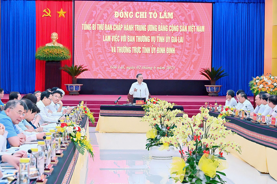Quang cảnh buổi làm việc z6662931908349-6d2fcba08799bfacbd981b43f33f6847.jpg