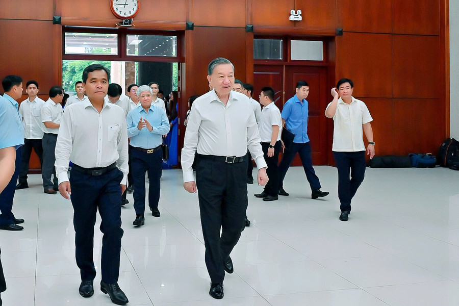 Tổng Bí thư Tô Lâm (bên phải) có buổi làm việc quan trọng với Ban Thường vụ Tỉnh ủy Gia Lai và Thường trực Tỉnh ủy Bình Định. Ảnh: Đ.T z6662889460596-dcf4e6284ea493604d97755c0e9c448f.jpg