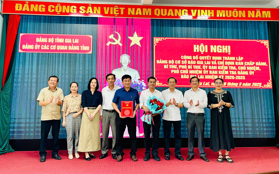 ไท ทานห์ บิ่ญ รองเลขาธิการคณะกรรมการพรรคประจำจังหวัด (ซ้ายสุด) และโด เตียน ดง รองเลขาธิการคณะกรรมการพรรคประจำจังหวัด (ที่ 3 จากขวา) นำเสนอมติและมอบช่อดอกไม้แสดงความยินดีกับคณะกรรมการบริหารคณะกรรมการพรรคระดับรากหญ้าของหนังสือพิมพ์เกียลาย ภาพโดย : อ.ห. z6640751505521-3f37ead26c974893ccc58f636d533dbd.jpg