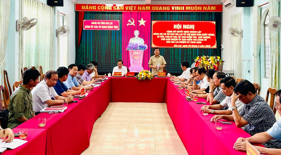 ฉากการประชุม ภาพโดย : อ.ห. z6640754930934-52594f93c88eefbb56da5b99fbed4ed8.jpg