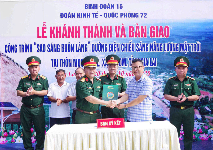 Đoàn Kinh tế-Quốc phòng 72 bàn giao công trình “Sao sáng buôn làng” cho làng Mook Trêl. Ảnh: Đình Khoa doan-kt-qp-72-ky-ban-giao-cong-trinh-tang-dia-phuong.jpg