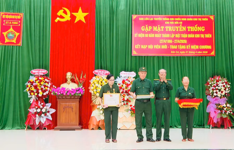 ban-lien-lac-truyen-thong-quan-khu-tri-thien-tinh-gia-lai-ket-nap-hoi-vien-moi-va-tang-ky-niem-chuong-cho-2-hoi-vien-cua-ban-lien-lac-khu-vuc-duc-co.jpg