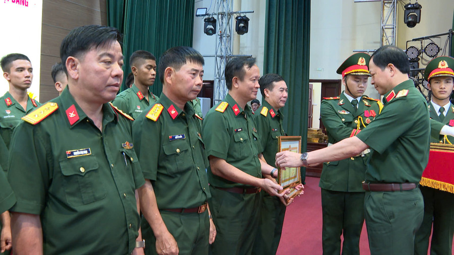 Generalleutnant Dao Anh Tuan – Kommandant des 34. Korps – überreichte Verdiensturkunden an Kollektive und Einzelpersonen. Foto: R'Pien z6989805304078-aede53f99ed0294a3ef2092a47ec0932.jpg