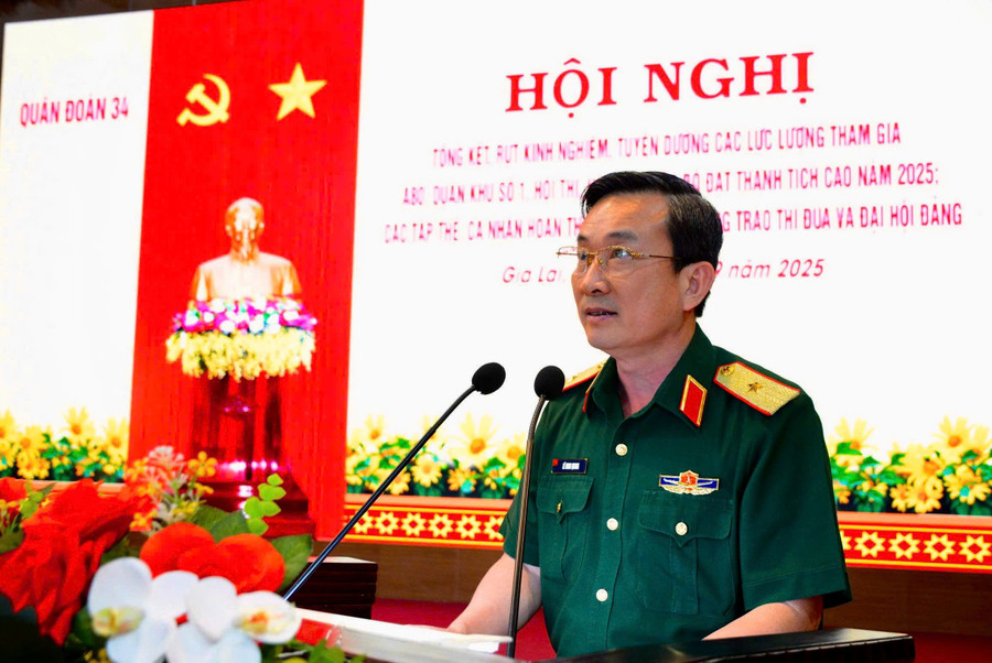 Generalmajor Le Minh Quang – Politkommissar des 34. Armeekorps – spricht auf der Konferenz. Foto: A.H. z6989861101029-0117e616b7ba48995823b76408021e96.jpg