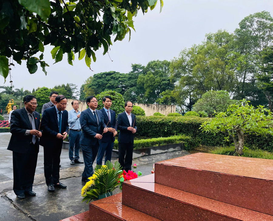 Các đồng chí lãnh đạo và nguyên lãnh đạo tỉnh dâng hương trước phần mộ của Anh hùng Núp. Ảnh: A.H z6955975473626-db300d09d56516bf81b8332bb8938245.jpg