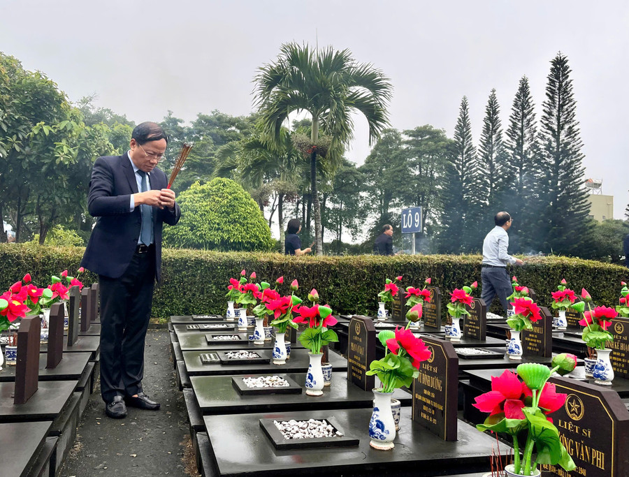 Chủ tịch UBND tỉnh Phạm Anh Tuấn thành kính dâng hương trước phần mộ các Anh hùng liệt sĩ. Ảnh: A.H z6955839054057-dad77b9c1a92ad79ae67e2ff446efd0c.jpg