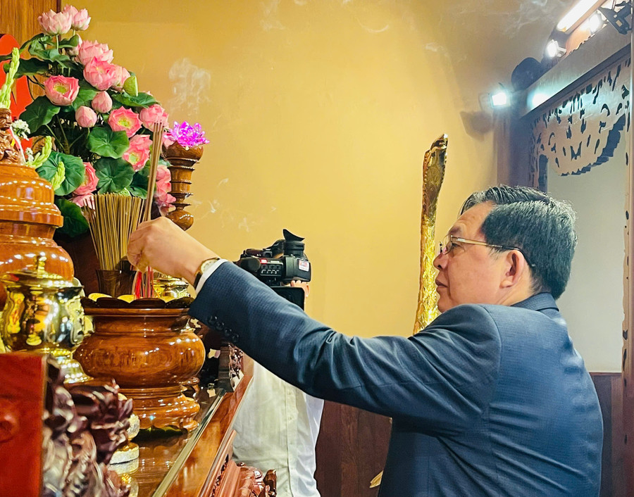 Bí thư Tỉnh ủy Hồ Quốc Dũng dâng hương tại nơi thờ Bác Hồ. Ảnh: A.H z6955835584786-435f0a11610c41f9e7b88fec27abd856.jpg