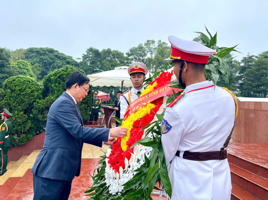 Bí thư Tỉnh ủy Hồ Quốc Dũng chỉnh vòng hoa trước khi đặt trước Tượng đài Tổ quốc ghi công Ảnh: A.H z6955835571968-8ee67cbb0778426591a931e4bd83578f.jpg