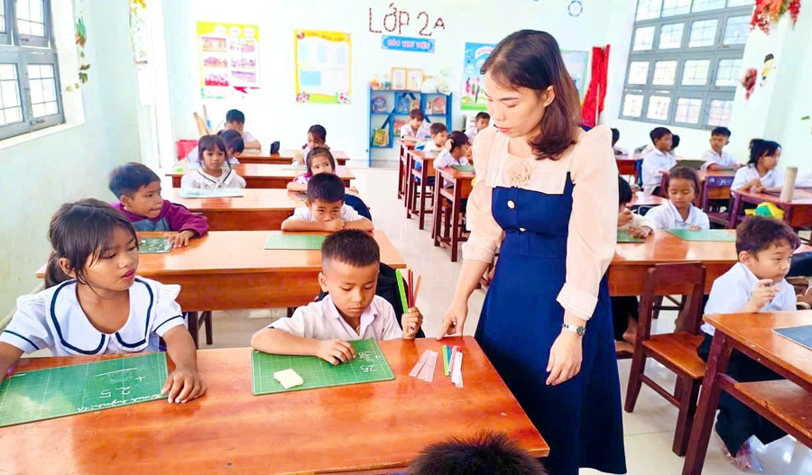 Cô giáo Nguyễn Thị Ánh Nguyệt có hơn 16 năm gắn bó với ngôi trường trên biên giới Ia Mơ. Ảnh: NVCC co-giao-nguyen-co-hon-16-nam-gan-bo-voi-ngoi-truong-tren-bien-gioi-ia-mo.jpg