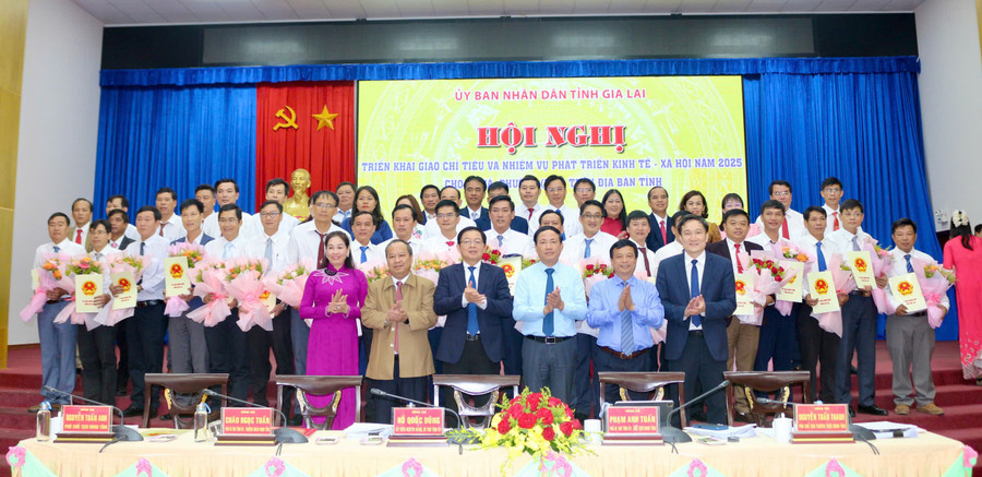 Các đồng chí lãnh đạo tỉnh trao quyết định giao chỉ tiêu kinh tế-xã hội và nhiệm vụ trọng tâm năm 2025 và tặng hoa động viên cho các xã, phường. Ảnh: A.H z6852292737348-2268b53782465abfcf97b1ca75c27419.jpg