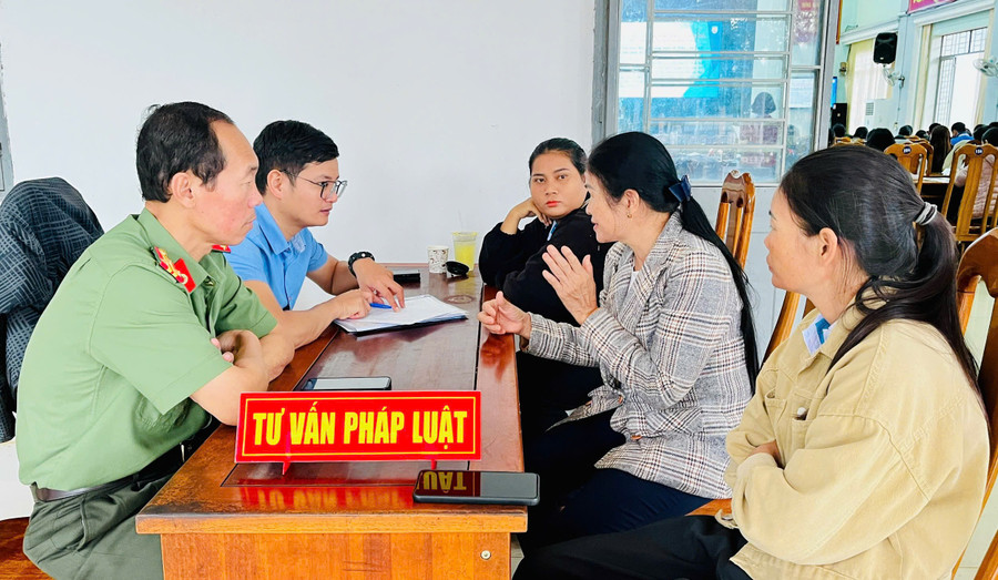 Các trợ giúp viên pháp lý trực tiếp tư vấn, giải đáp thắc mắc, hướng dẫn thủ tục cần thiết tại ngày hội. Ảnh: A.H cac-tro-giup-vien-phap-ly-cung-truc-tiep-tu-van-giai-dap-thac-mac-huong-dan-thu-tuc-can-thiet.jpg