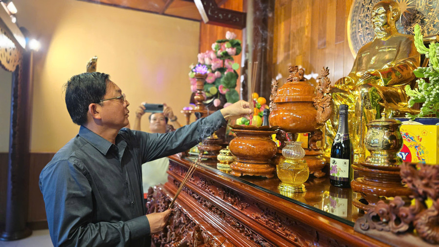 Bí thư Tỉnh ủy Gia Lai Hồ Quốc Dũng dâng hương tại Nơi thờ Bác. Ảnh: B.B z6787563273355-7ac1f3385e006049c4ab007dab545ce1.jpg