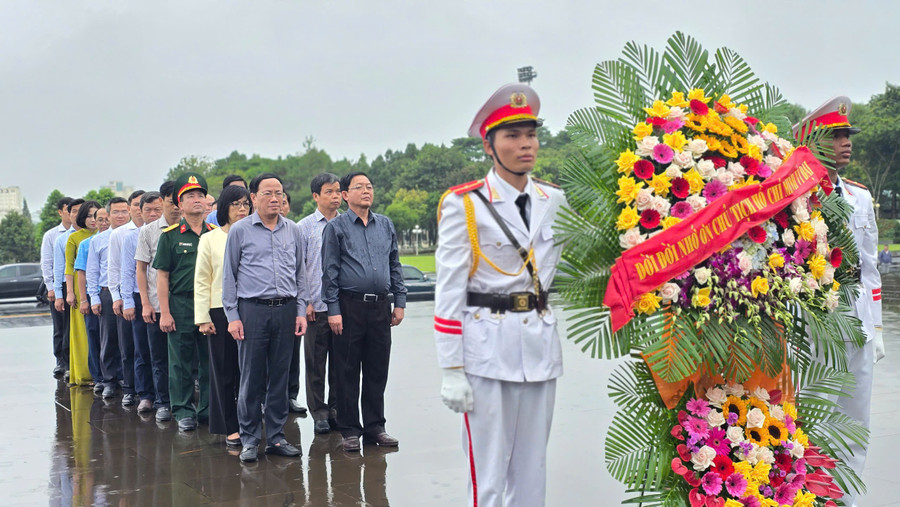 Các đồng chí lãnh đạo tỉnh dâng hoa trước Tượng đài Bác Hồ với các dân tộc Tây Nguyên. Ảnh: B.B z6787561169838-725534e00dd254aa47bc172655d16448.jpg