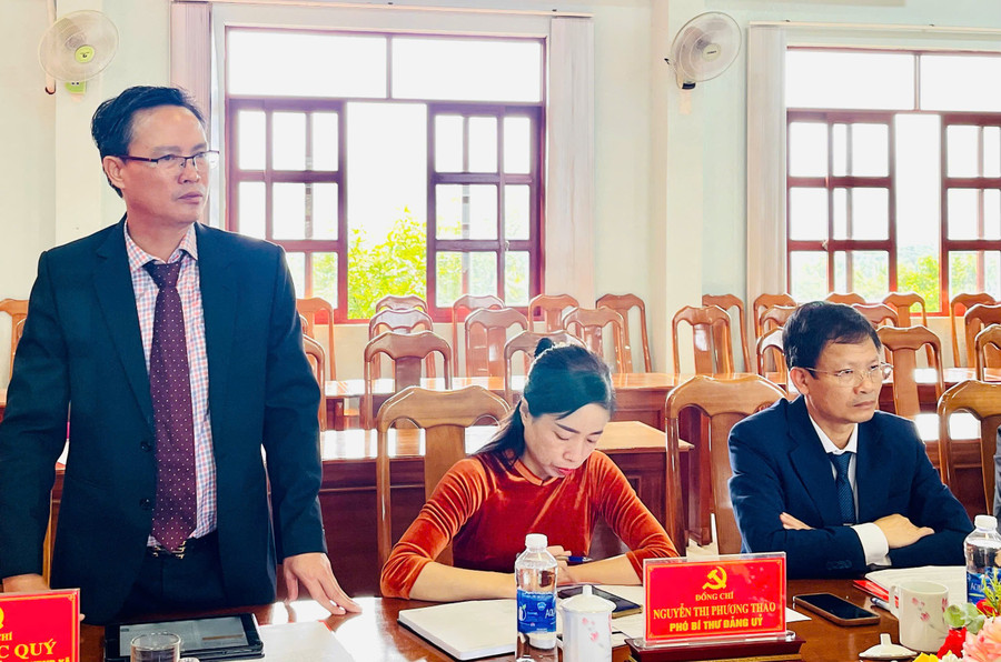 Bí thư Đảng ủy xã Ia Grai Lê Ngọc Quý thông tin với đoàn công tác tại buổi làm việc. Ảnh: A.H z6786067635860-83231bd1bdec814202b894ca391b3f5b.jpg