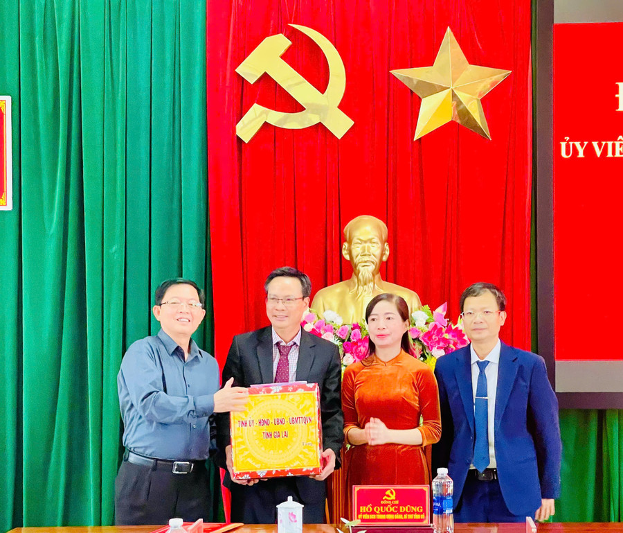Bí thư Tỉnh ủy Hồ Quốc Dũng trao phần quà cho Đảng ủy-UBND xã Ia Grai. Ảnh: A.H z6786067641662-2399162ec66378615c74d7492d479d18.jpg