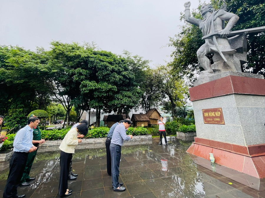 Các đồng chí lãnh đạo tỉnh dâng hương trước tượng đài Anh hùng Núp. Ảnh: A.H z6787572451094-2e3cef916e7a34942b972ca21cb80c5e.jpg