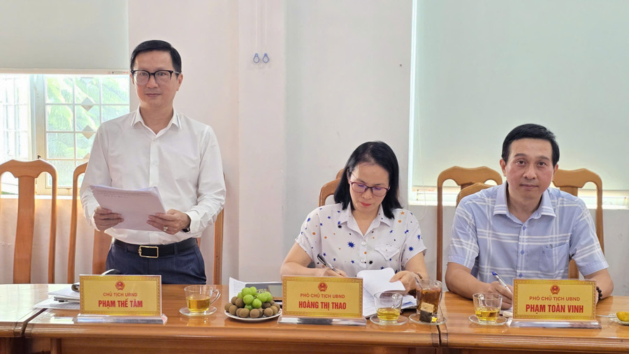 Chủ tịch UBND phường Thống Nhất Phạm Thế Tâm báo cáo tại buổi làm việc. Ảnh: A.H z6899610734946-9676101a644b7125545b90fb63afb918.jpg