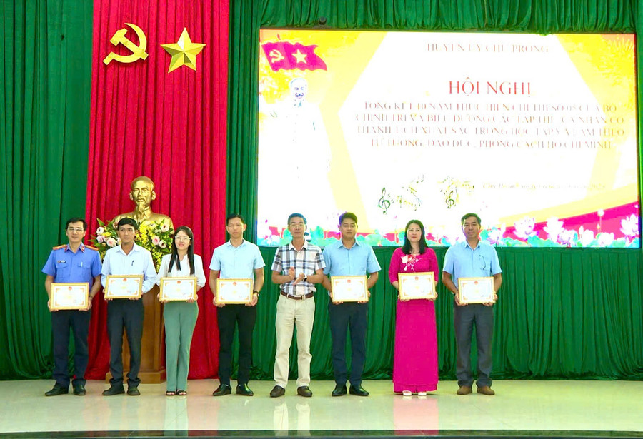 Phó Chủ tịch UBND huyện Từ Ngọc Thông tặng giấy khen cho các tập thể, cá nhân. Ảnh: A.H z6680162365098-2408d5155aa96a1787ad405da4132e22.jpg