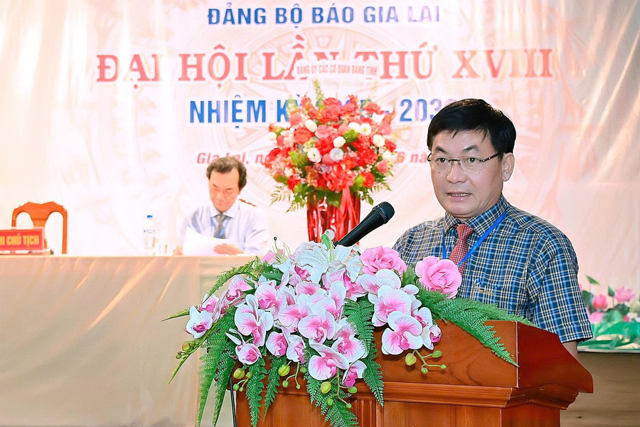 Đồng chí Huỳnh Kiên-Bí thư Đảng ủy, Tổng Biên tập Báo Gia Lai phát biểu tại Đại hội. Ảnh: Đ.T z6736595234923-73236a22427b1fe357300a7accc25f4b.jpg