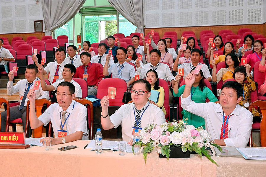 Các đảng viên biểu quyết, thống nhất với chỉ tiêu nhiệm vụ trong nhiệm kỳ 2025-2030. Ảnh: Đ.T z6736600121748-6e90c8d1c614574dd4256b88f3333853.jpg