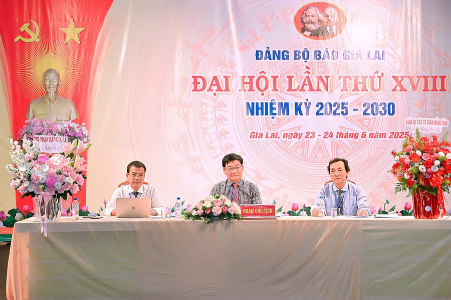 Đoàn Chủ tịch điều hành Đại hội. Ảnh: Đ.T z6736632524178-f2d1727d118fa524a4a7edb44296cba0.jpg