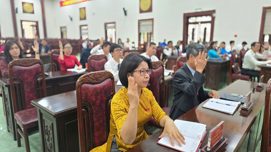 Các đại biểu biểu quyết thông qua nghị quyết kỳ họp. Ảnh: A.H z6615518275919-dd1e9078f9fba55162b131b9e1a436b4.jpg